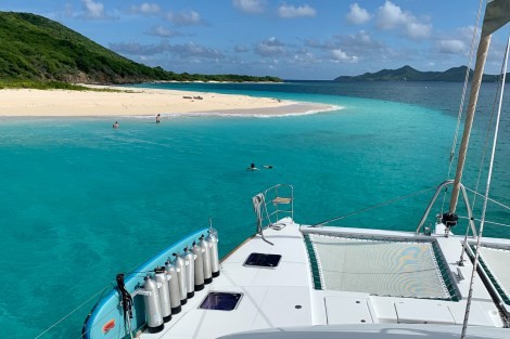 Review img # 3 of the yacht BLUEWINDS